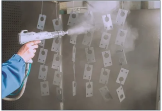 Pintura electrostática horneada sobre piezas metálicas